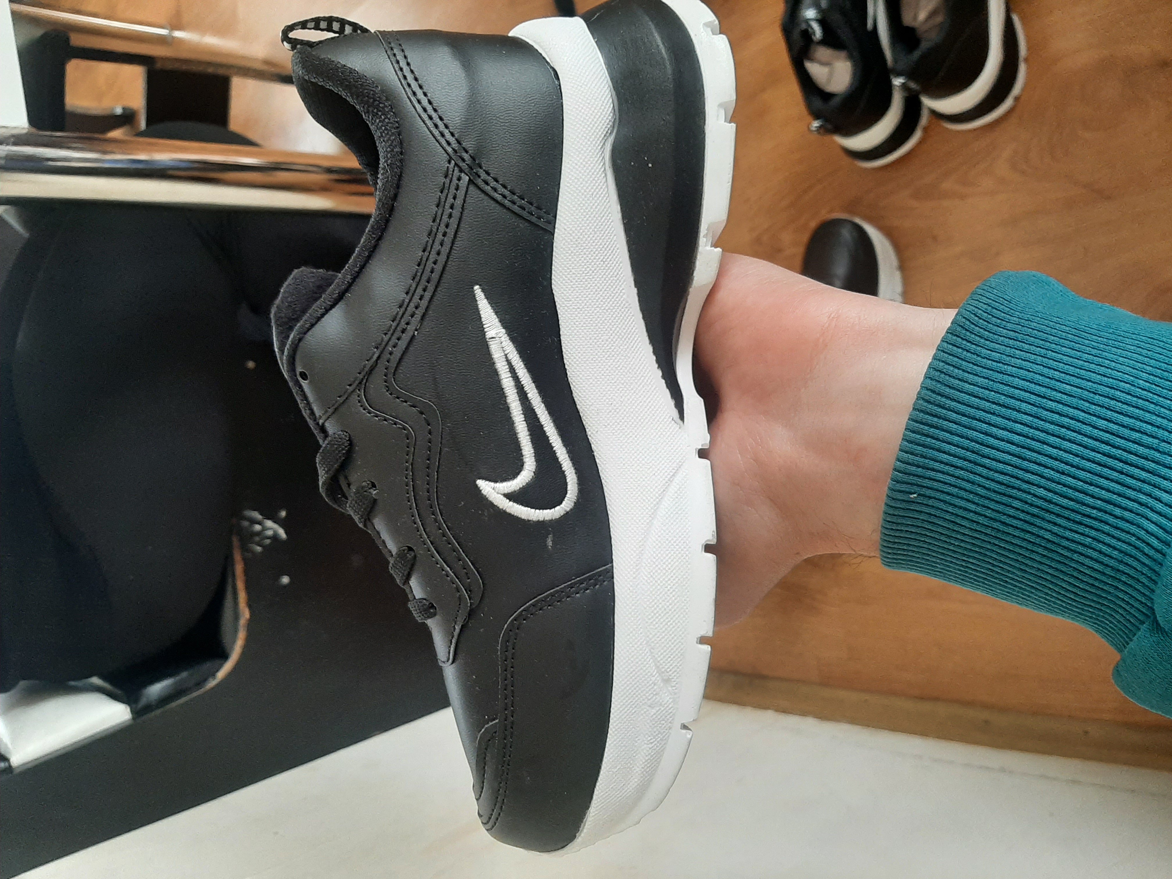 NIKE